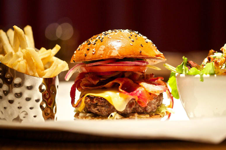 New York’s Burger and Lobster Draws a Crowd, Treats Lobsters Humanely